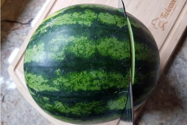 Wassermelone einschneiden